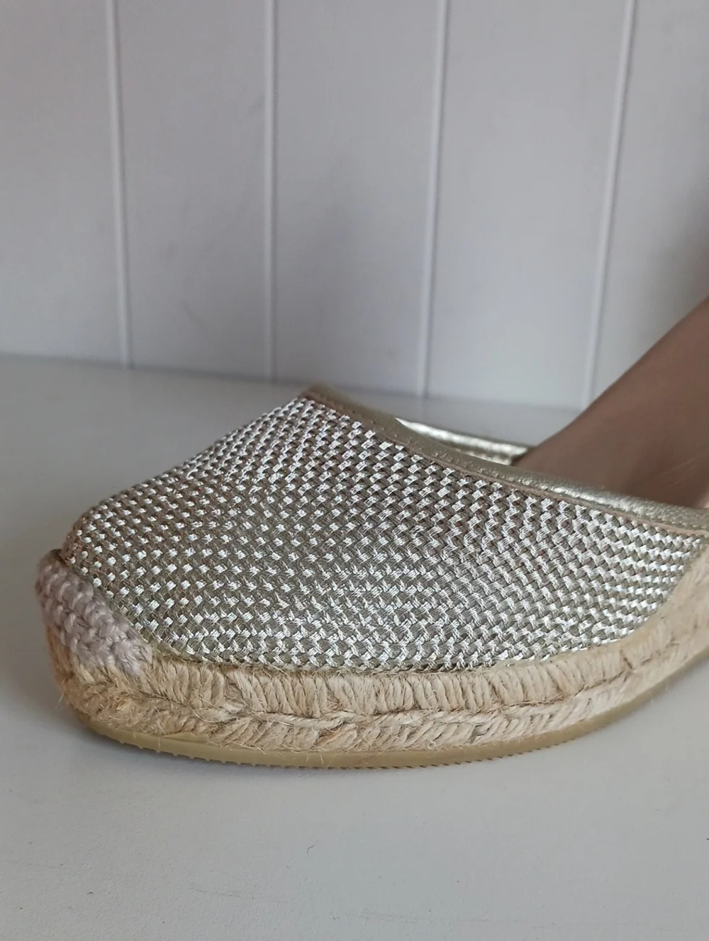 L.K.BENNETT GOLD STRAW WEDGES SANDALS.